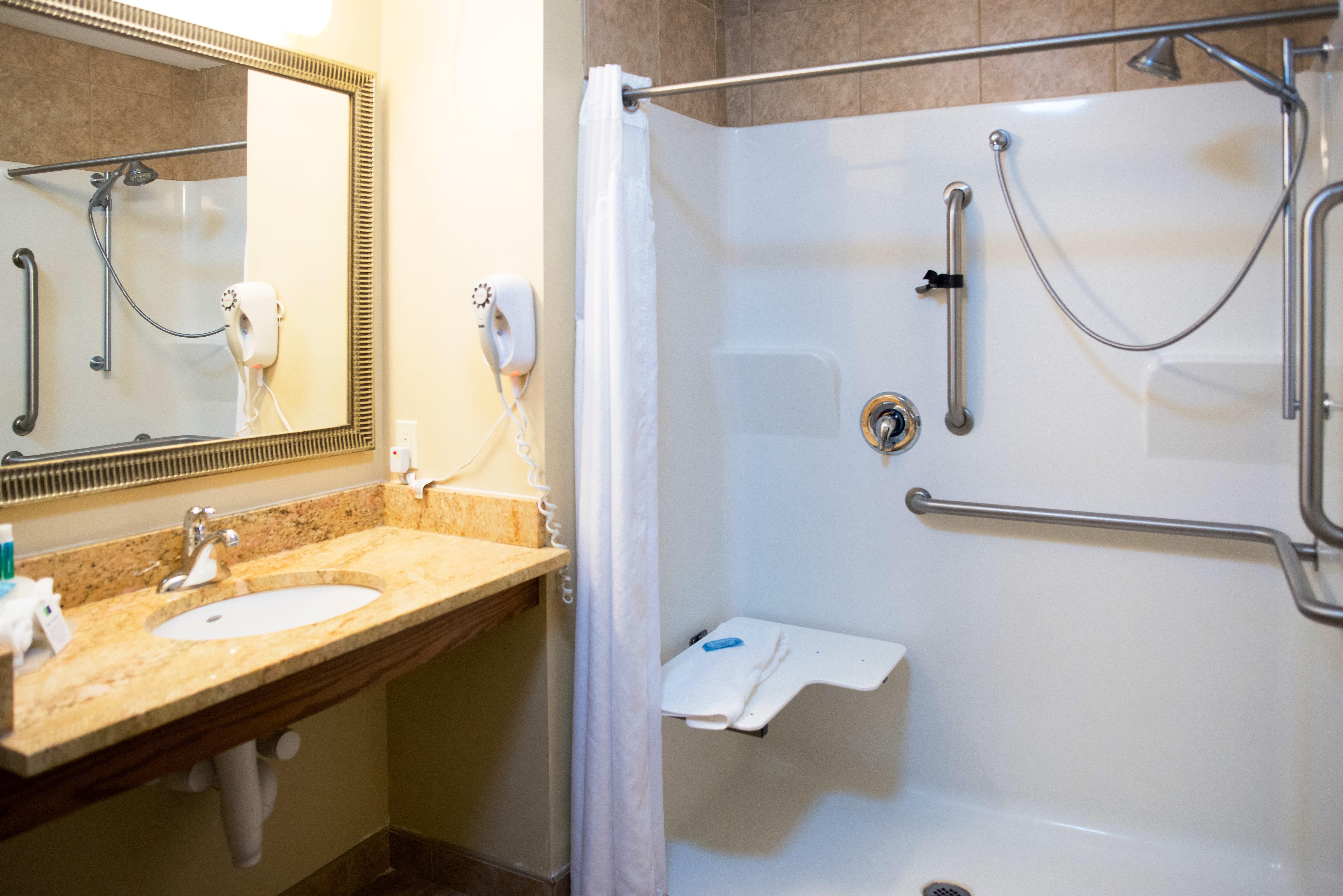 Holiday Inn Express Devils Lake By Ihg מראה חיצוני תמונה