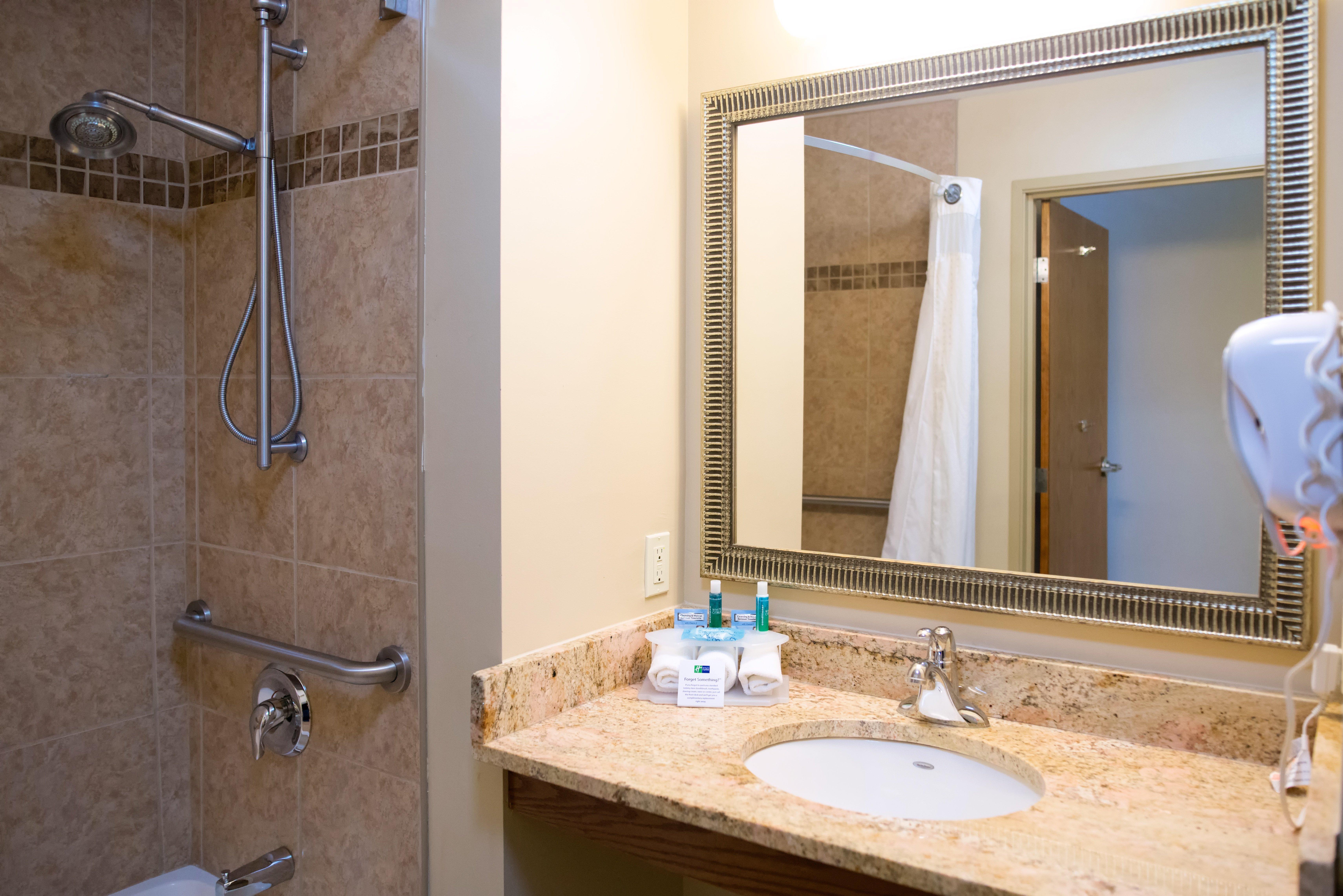 Holiday Inn Express Devils Lake By Ihg מראה חיצוני תמונה
